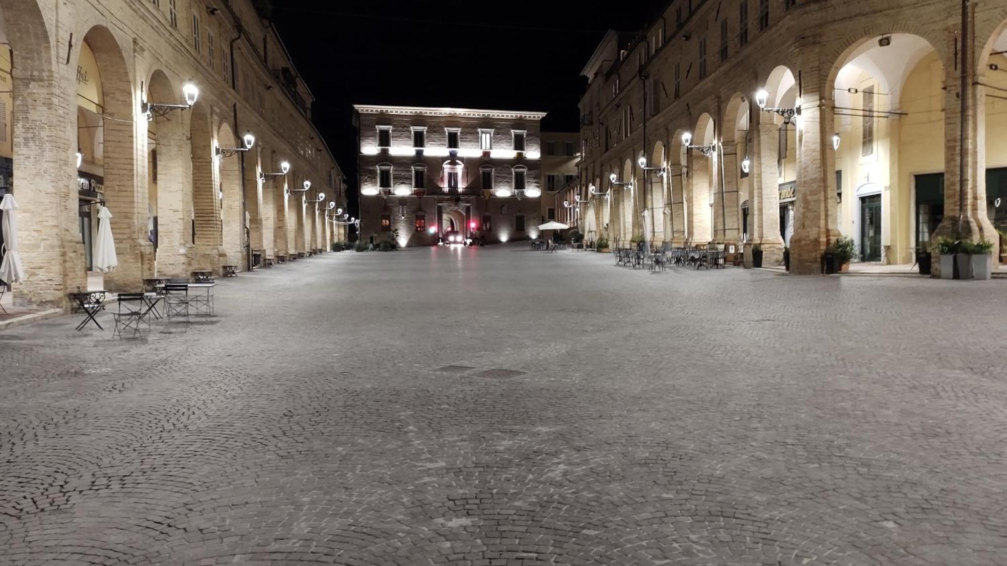 Casa Vacanze Nel Centro Storico Di Fermo Happy Song Екстер'єр фото